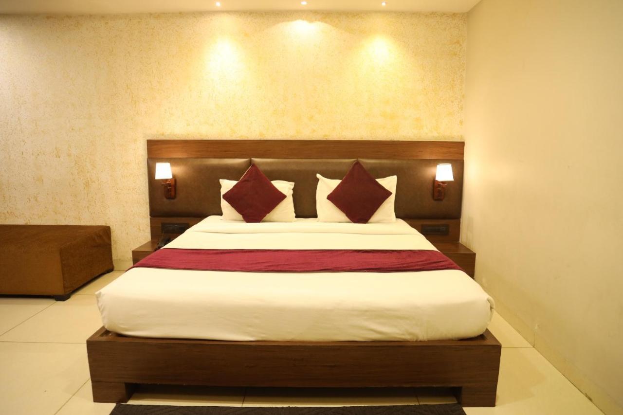 Hotel La Pearl Naiapura Extérieur photo